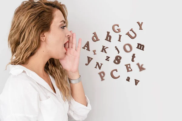 Jong mooi vrouw zet haar handen naar gezicht en schreeuwen naar iemand geïsoleerd op witte achtergrond. — Stockfoto