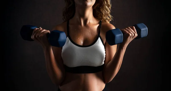 A gyönyörű nő súlyzókat emel a jó testért és az egészséges életért. — Stock Fotó