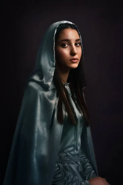 Retrato de uma mulher bonita com vestido de elfo e capa no fundo escuro — Fotografia de Stock