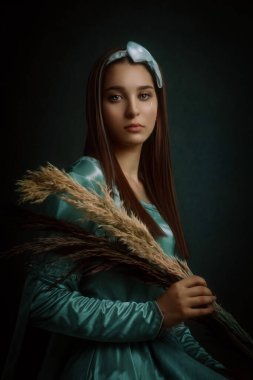 Ortaçağ elbisesi ve göz yaşları içinde güzel bir kadının portresi, izole edilmiş koyu bir arka plan.