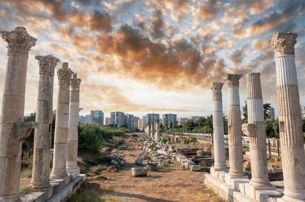 Στήλες ναών και αρχαία ερείπια. Soli Pompeipolis αρχαία πόλη στο Μερσίν, Τουρκία — Φωτογραφία Αρχείου