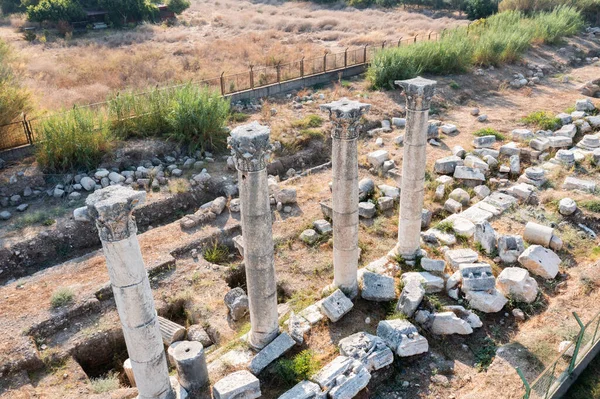 Flygfoto över tempelpelare och antika ruiner. Soli Pompeipolis antika staden i Mersin, Turkiet. — Stockfoto