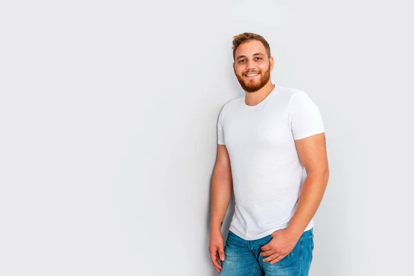 Close-up van de jonge man met de rode baard poserend, geïsoleerd op witte achtergrond. Modemodelconcept — Stockfoto