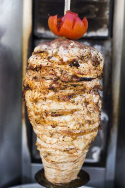 Dikey spit üzerinde ızgara döner et