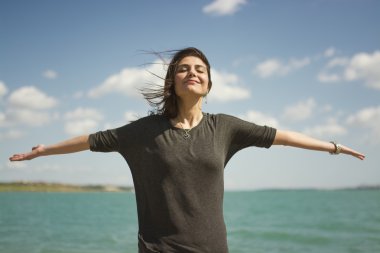 güzel bir genç kadın ellerini açtı