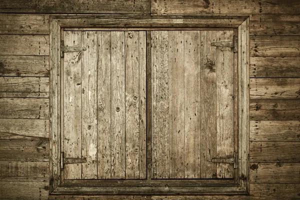 Eski yıpranmış ahşap pencere