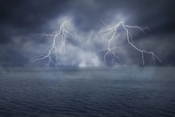 Bliksemschichten in donkere hemel en zee — Stockfoto