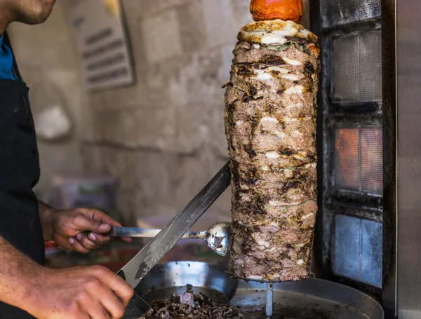 수직 꼬치에 구운된 Doner 고기 — 스톡 사진