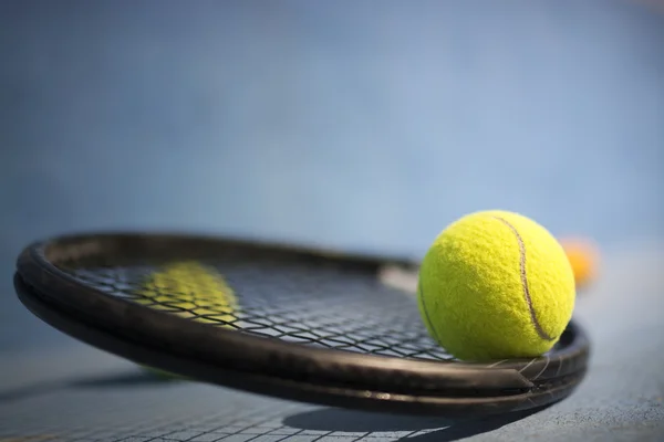 Pelota de tenis y raqueta —  Fotos de Stock