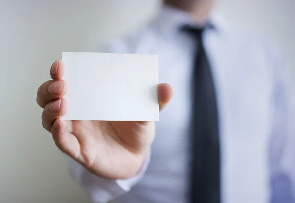 Mans mão mostrando cartão em branco — Fotografia de Stock