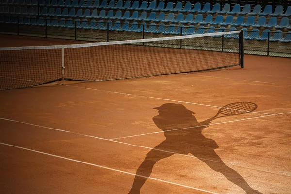 Tennisplatz und Spielerschatten — Stockfoto