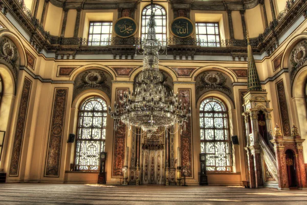 Das Innere der Dolmabahce-Moschee in Istanbul — Stockfoto