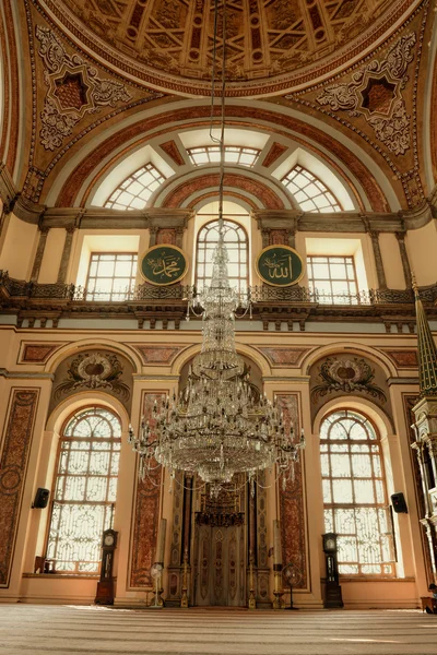 Binnenkant van Dolmabahce moskee in Istanbul — Stockfoto
