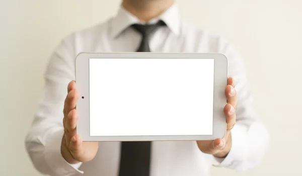 Man handen met een witte tablet of lege pagina — Stockfoto