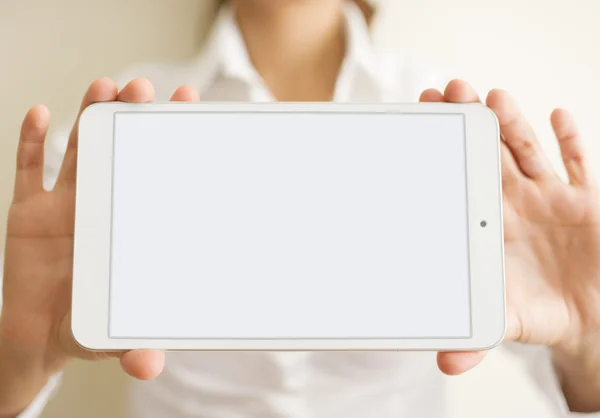 Manos de mujer sosteniendo una tableta blanca o una página en blanco —  Fotos de Stock