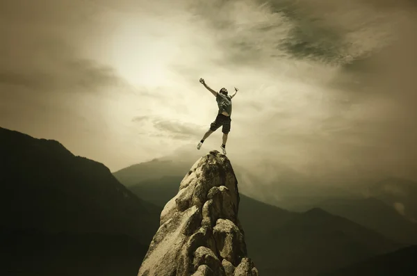 Hombre Saltando en el Pico — Foto de Stock