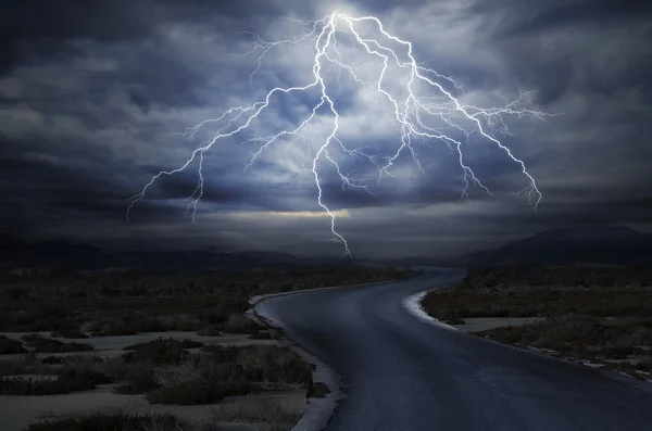 雷暴的道路上 — 图库照片