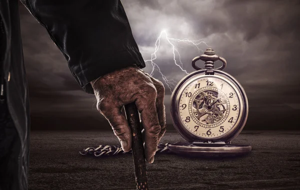 Old Hand and Time — Stock Photo, Image