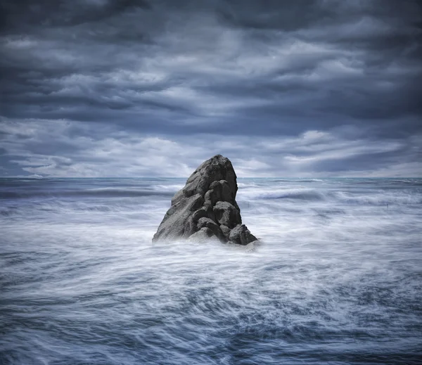 Βράχοι και θάλασσα καταιγίδα. — Φωτογραφία Αρχείου