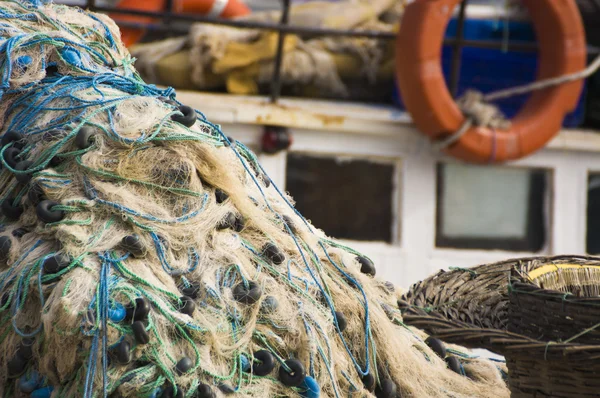 Fischernetz und Boot — Stockfoto