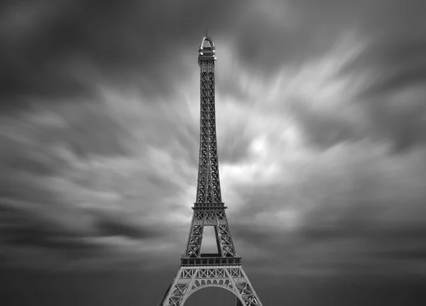 Eiffel tower and Clouds. Black and white. — Stock Photo, Image