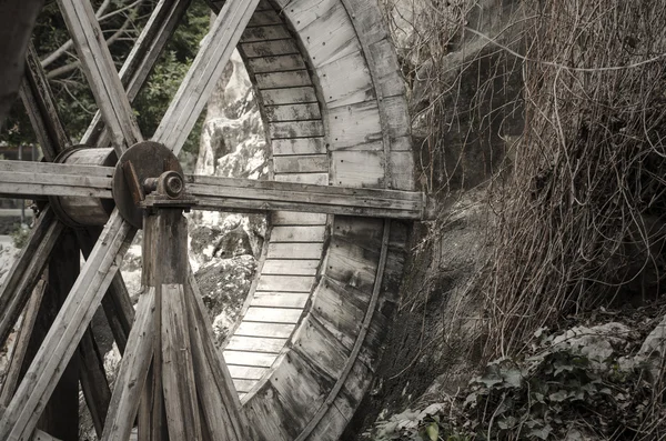 Houten wiel van een oude watermolen — Stockfoto