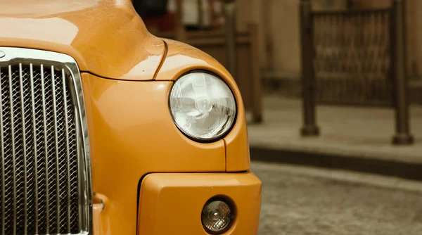 Faro amarillo del coche —  Fotos de Stock