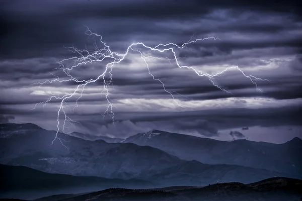 Thunderbolt over fjell – stockfoto
