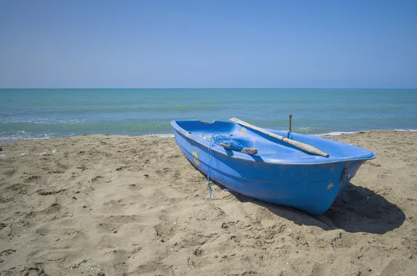 Blue Boat on the beaxh — Stock Photo, Image