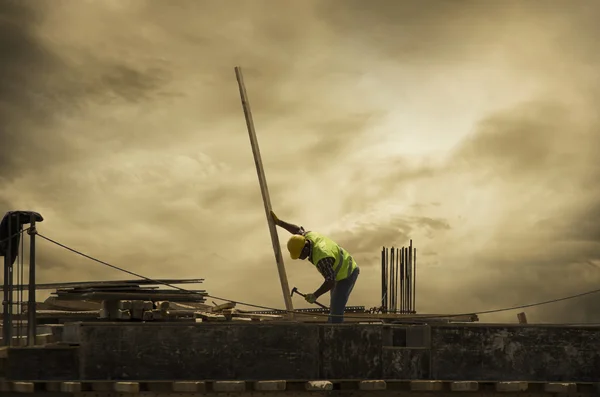 El obrero en el edificio — Foto de Stock