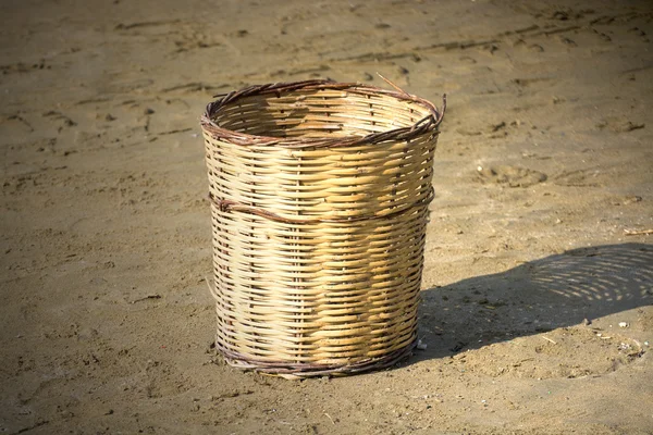 砂の上のストロー バスケット — ストック写真