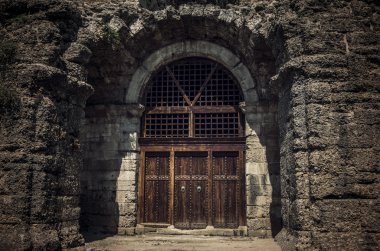 Taş Castle karanlık kapısı