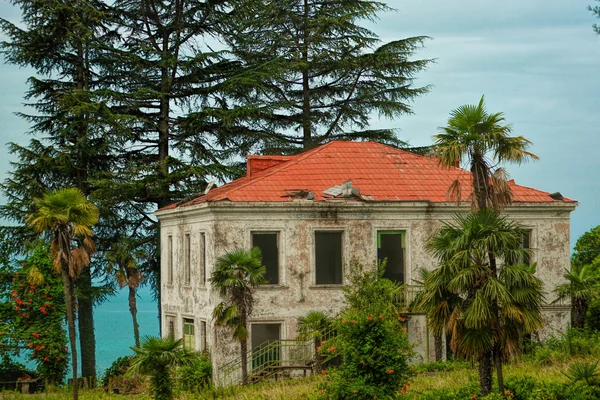 Antigua casa abandonada en un patio de granja — Foto de Stock