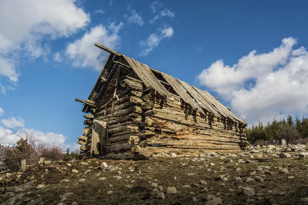 Antigua casa de madera abandonada —  Fotos de Stock