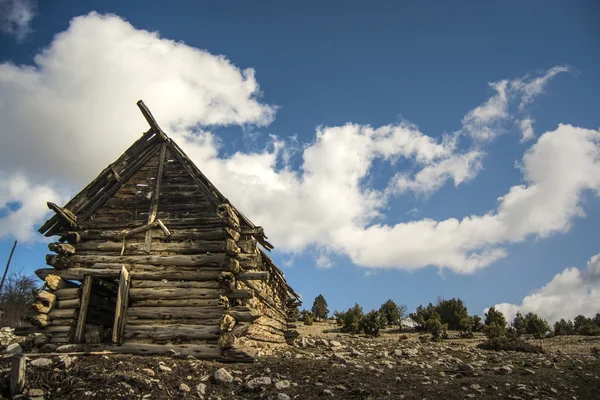 Vecchia casa di legno abbandonata — Foto Stock