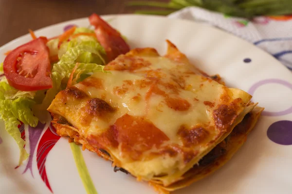 Lasaña de ternera con ensalada . —  Fotos de Stock