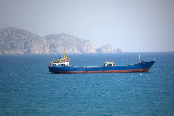 Nákladní kontejnerová loď ve Středozemním moři — Stock fotografie