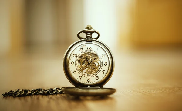 Relógio vintage no chão de madeira — Fotografia de Stock