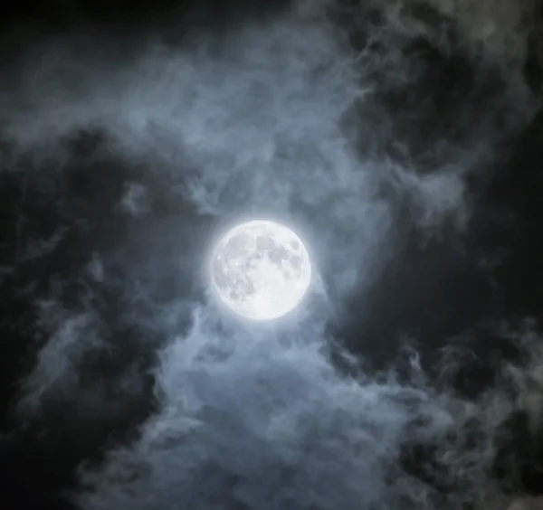 ท้องฟ้ากลางคืนกับดวงจันทร์ขนาดใหญ่ — ภาพถ่ายสต็อก