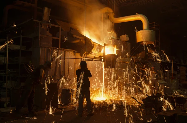 Dökümhanedeki metalin erimesi. — Stok fotoğraf