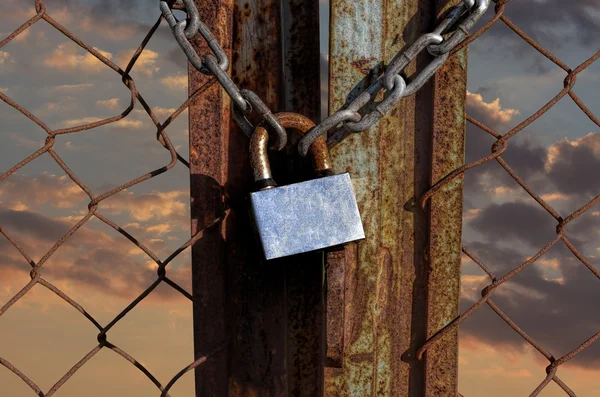 Bezár kulcs-val a kerítés rozsdás bilincsek — Stock Fotó