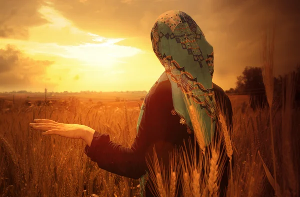 Mulher no campo de fazenda, Turquia — Fotografia de Stock