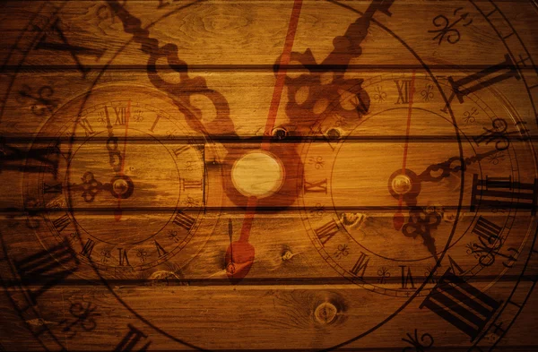 Horloge murale sur fond en bois — Photo