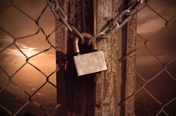 Lock key with shackles on rusty fence — Stock Photo, Image