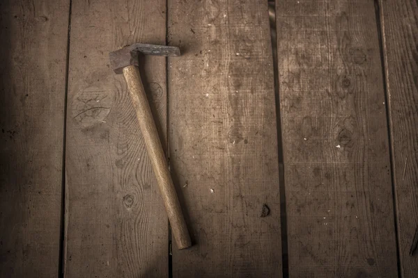 Wood background with a hammer — Stock Photo, Image