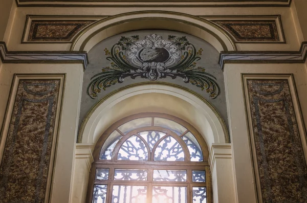 Dolmabahce Mosque in Istanbul. The central dome of the Dolmabahce Mosque from the inside . — Stock Photo, Image