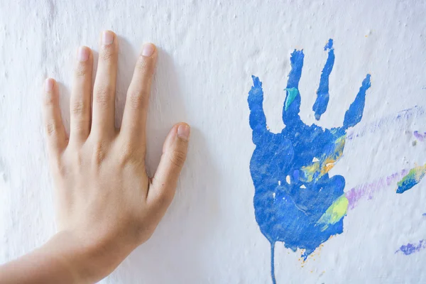 Festészet a falra kézzel — Stock Fotó