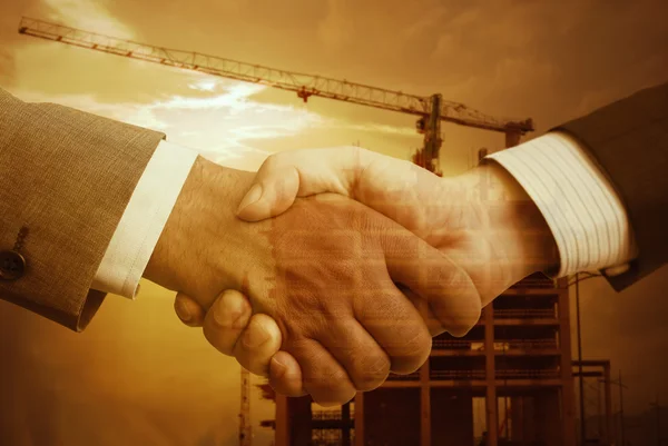 Dělník a architekt potřesení rukou na staveništi工人和建筑师在建筑工地握手 — Stock fotografie