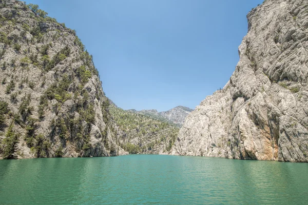 Felsige Insel grüne Schlucht in einem Bergsee, Türkei — Stockfoto