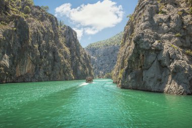 Kayalık ada yeşil Kanyon bir dağ gölü, Türkiye